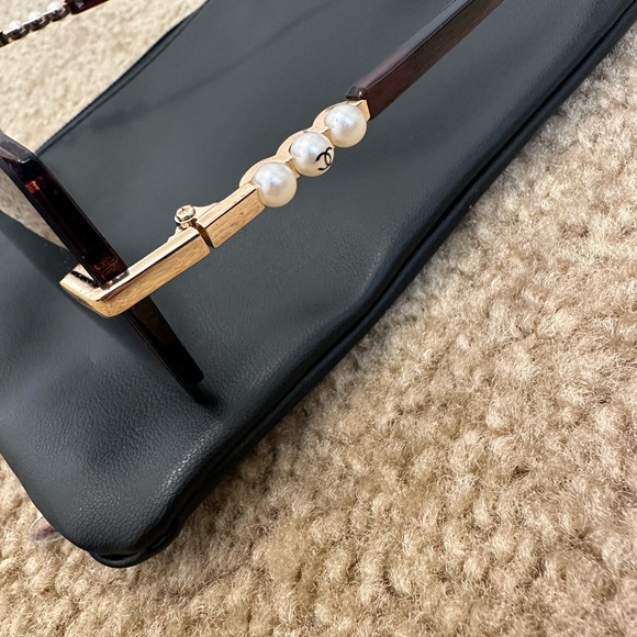 Chic Oversized Black Sunglasses - Picture 3 of 4